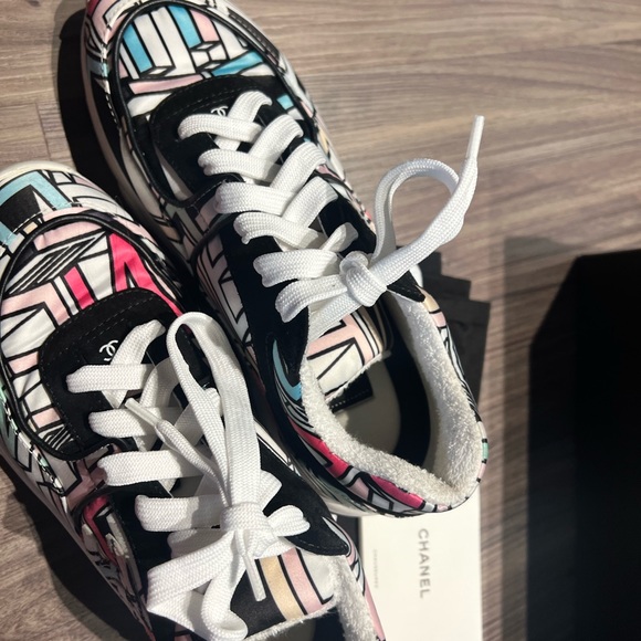 Great condition. Bought in Dubai. Comes with dust bags, extra laces and box. - Picture 5 of 7